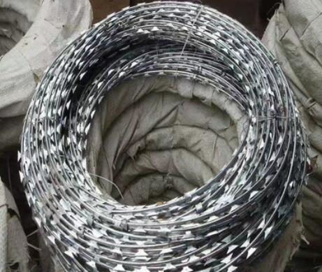 Stainless steel blade How big is the blade of the barbed rope