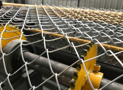 Hook mesh material characteristics determine its use value