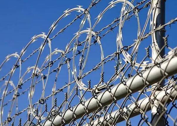 Only high zinc barbed rope or stainless steel barbed rope can be used for longer life
