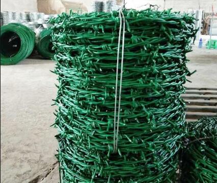 What are the advantages of forward and reverse twisting barbed wire?