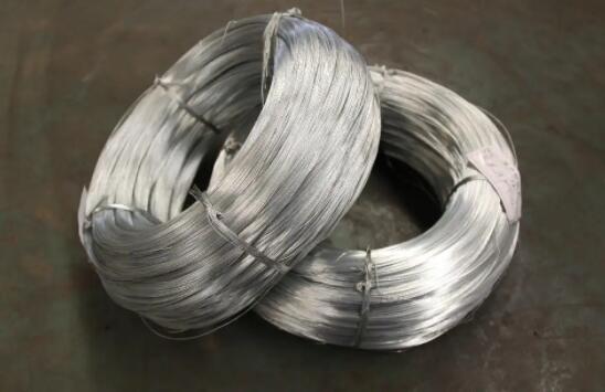 The cause of corrosion phenomenon in iron wire crevice