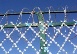 What are the functions of the barbed rope with the blade?